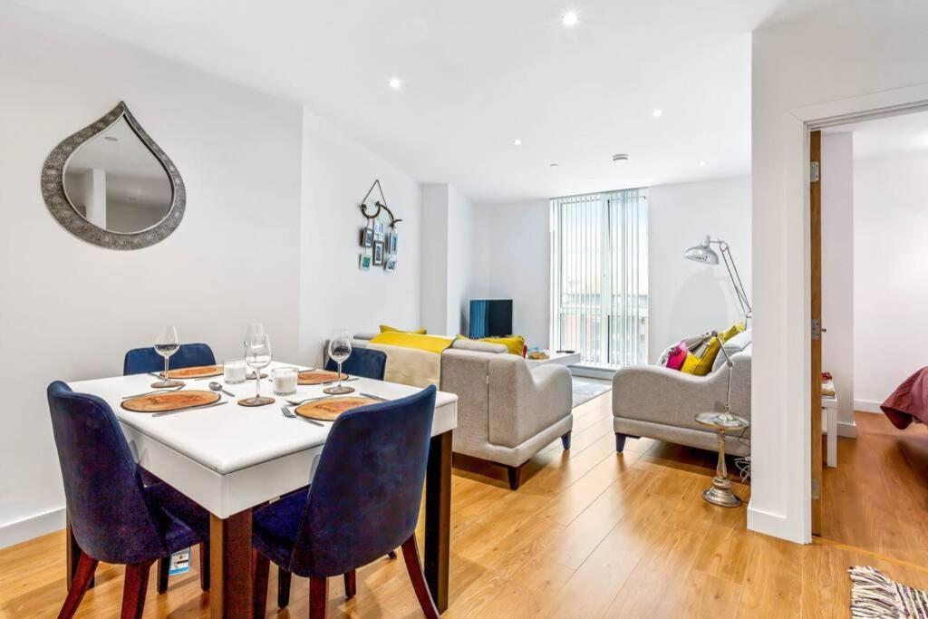 Apartament Stunning 2 Bed/2 Bath In Town Centre & Parking! Bracknell Zewnętrze zdjęcie