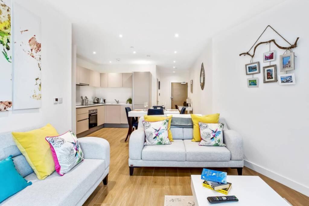 Apartament Stunning 2 Bed/2 Bath In Town Centre & Parking! Bracknell Zewnętrze zdjęcie