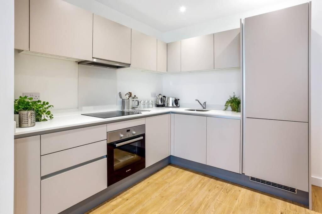 Apartament Stunning 2 Bed/2 Bath In Town Centre & Parking! Bracknell Zewnętrze zdjęcie