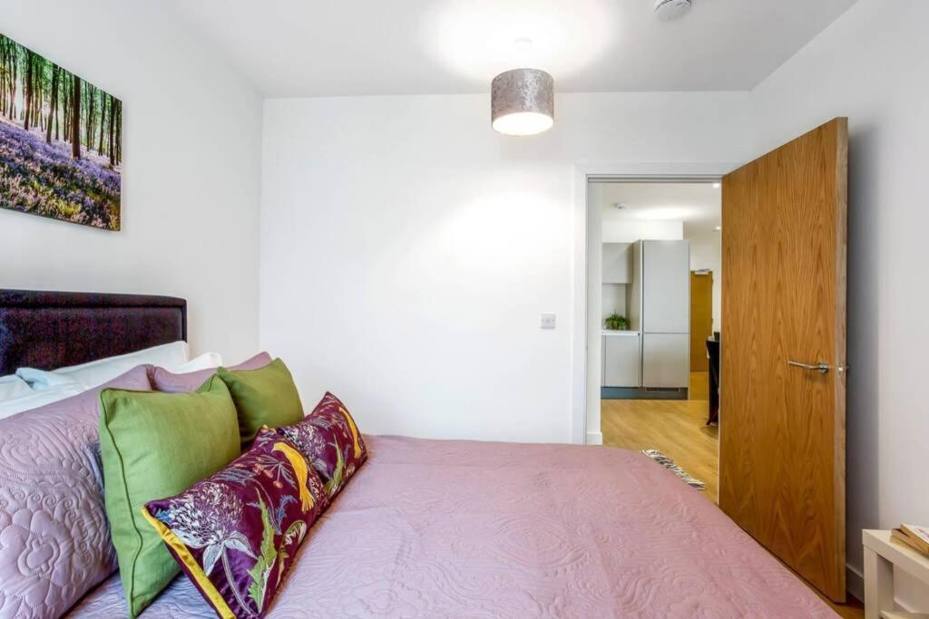 Apartament Stunning 2 Bed/2 Bath In Town Centre & Parking! Bracknell Zewnętrze zdjęcie