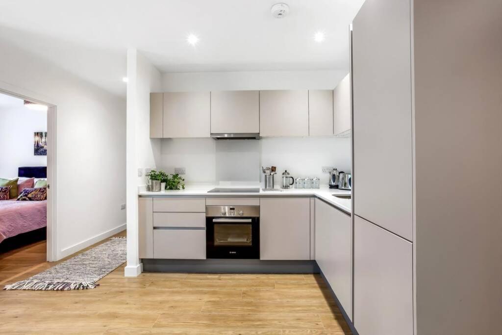 Apartament Stunning 2 Bed/2 Bath In Town Centre & Parking! Bracknell Zewnętrze zdjęcie