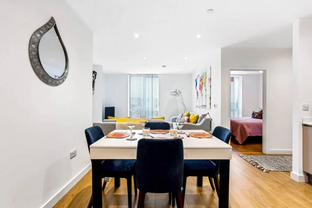 Apartament Stunning 2 Bed/2 Bath In Town Centre & Parking! Bracknell Zewnętrze zdjęcie