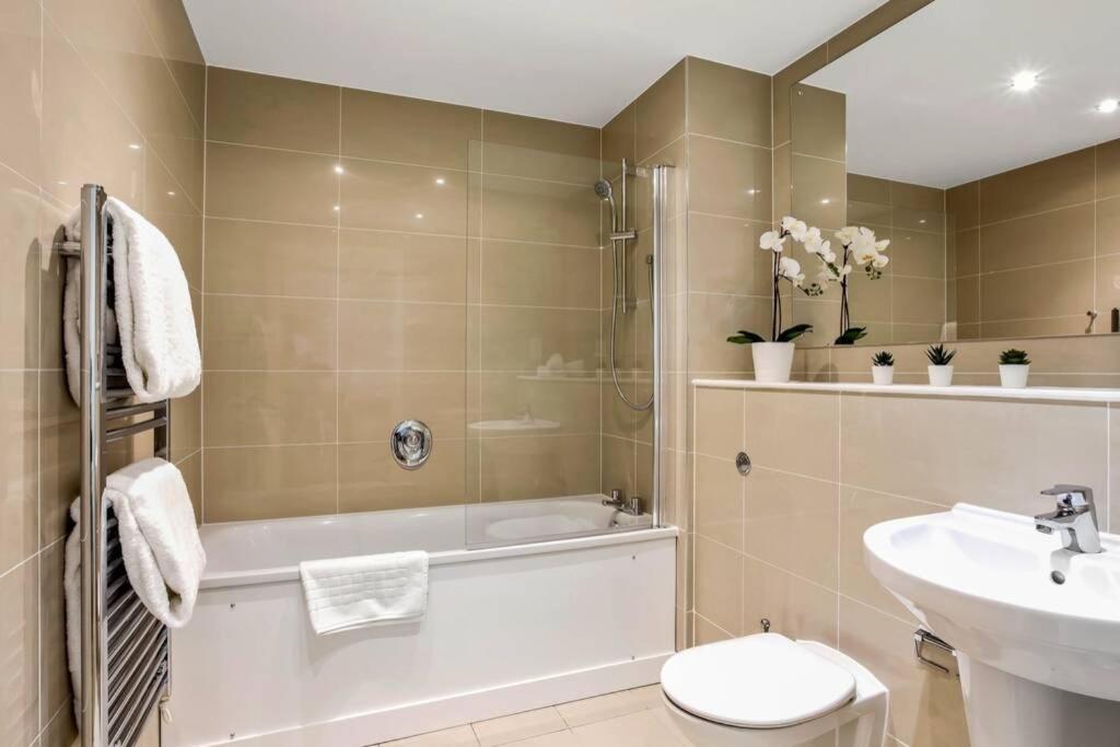 Apartament Stunning 2 Bed/2 Bath In Town Centre & Parking! Bracknell Zewnętrze zdjęcie
