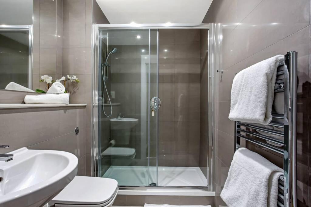 Apartament Stunning 2 Bed/2 Bath In Town Centre & Parking! Bracknell Zewnętrze zdjęcie