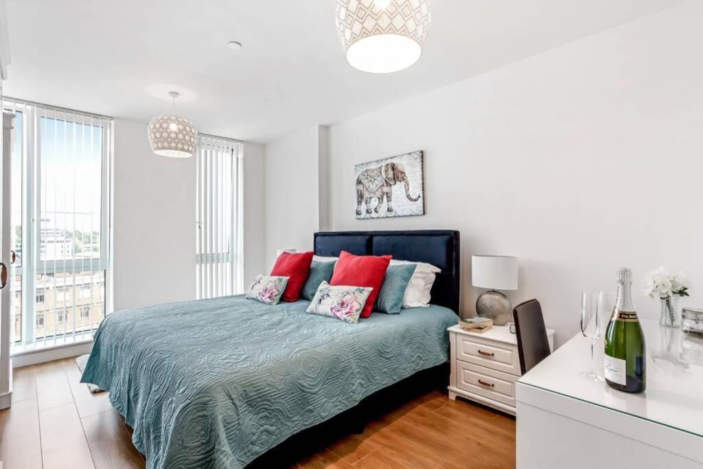 Apartament Stunning 2 Bed/2 Bath In Town Centre & Parking! Bracknell Zewnętrze zdjęcie